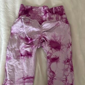 Allure by Ana - butt scrunch tie dye leggings!